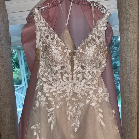 NWT Essense of Australia Wedding Dress - Picture 6 of 10